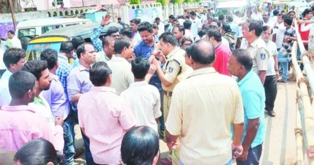 କଟକରେ ଉତ୍ତେଜନା: ୨ ସାହି ମଧ୍ୟରେ ଢେଲା ପଥର ଓ କାଚ ବୋତଲ ମାଡ଼, ଏକାଧିକ ଆହତ ପରେ ୨ ପ୍ଲାଟୁନ ପୁଲିସ ମୁତୟନ