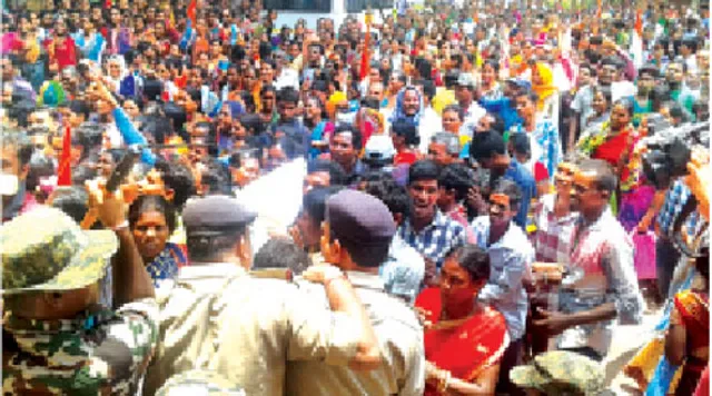 ଭୂମିହୀନଙ୍କୁ ଘର ଡିହ ଓ ଆଦିବାସୀଙ୍କୁ ଜଙ୍ଗଲ ଜମି ପଟ୍ଟା ଦାବି:ଜିଲ୍ଲାପାଳଙ୍କ ଅଫିସ୍‌ ଘେରିଲା କଂଗ୍ରେସ, ଧସ୍ତାଧସ୍ତି