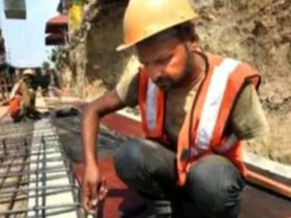 ଗୋଟିଏ ହାତ ନ ଥାଇ କଠିନ ପରିଶ୍ରମ କରି ପରିବାର ପ୍ରତିପୋଷଣ କରୁଥିବା ଦିନେଶ କୁମାର ଅନ୍ୟମାନଙ୍କ ପାଇଁ ସାଜିଛନ୍ତି ଉଦାହରଣ!