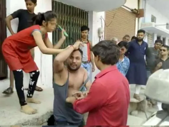 ଟଙ୍କା ନେଇ ପାଠ ପଢ଼ାଇବାକୁ ମନା କରୁଥିଲେ ଶିକ୍ଷକ, ଟଙ୍କା ନ ଫେରାଇ ଅସଦାଚରଣ କରିବାରୁ ବିଚ୍‌ ରାସ୍ତାରେ ଶିକ୍ଷକଙ୍କୁ ପିଟିଲେ ଛାତ୍ରୀ