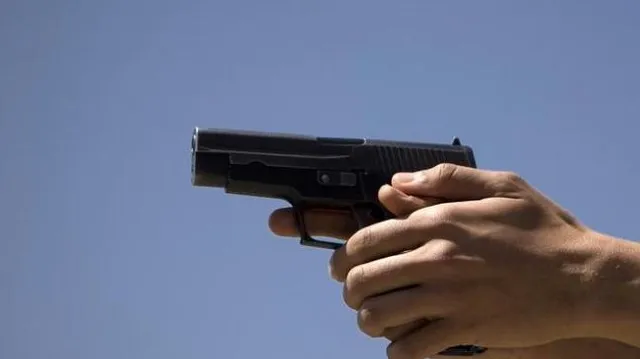 ପିସ୍ତଲକୁ ଖେଳନା ଭାବି ଝିଅକୁ ଖେଳିବାକୁ ଦେଲେ ମାଆ; ସେଥିରୁ ଗୁଳି ଫୁଟି ମାଆଙ୍କ ଅବସ୍ଥା ସାଙ୍ଘାତିକ