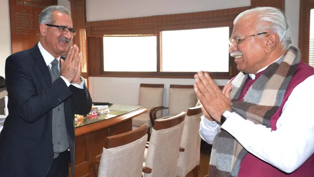 ସାଂସଦ ଓ ବିଧାୟକଙ୍କୁ ଦେଖିବା ମାତ୍ରେ ସରକାରୀ କର୍ମଚାରୀମାନେ ବସିଥିବା ଆସନରୁ ଛିଡ଼ା ହୋଇ ଅଭିବାଦନ ଜଣାଇବା ପାଇଁ ହରିୟାଣା ସରକାର ଜାରିକଲେ ନିର୍ଦ୍ଦେଶନାମା