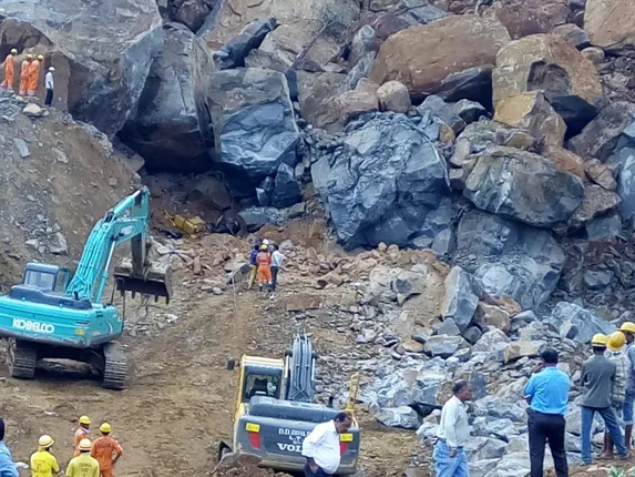 ଫସି ରହିଛି ୬ ଜୀବନ : ଡିନାମାଇଟ୍‌ ଲଗାଇ ବିସ୍ଫୋରଣ କରାଯିବ, ଉଦ୍ଧାର କାର୍ଯ୍ୟରେ ବର୍ଷା ବାଧକ