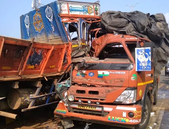 ଚିଙ୍ଗୁଡ଼ି ବୋଝେଇ ଟ୍ରକ ସହିତ ମୁହାଁମୁହିଁ ଧକ୍କା ହେଲା ଚିପସ୍‌ ଆଣିବାକୁ ଯାଉଥିବା ଟ୍ରକ୍‌, ୬ ଗୁରୁତର