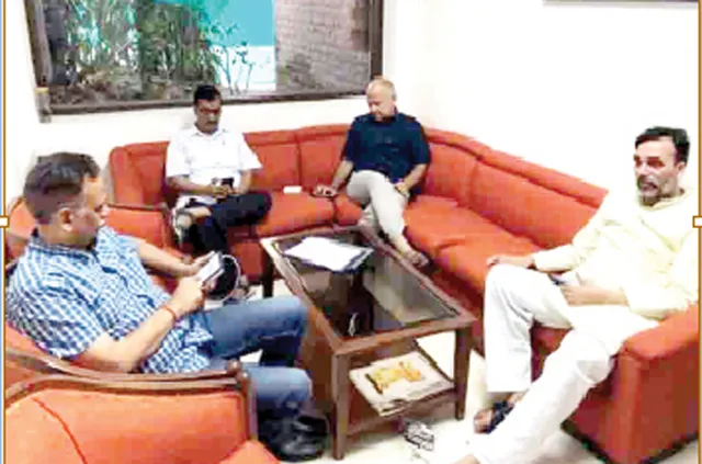 ପ୍ରଶାସନିକ ଅସହଯୋଗର ପ୍ରତିବାଦ:ଉପ ରାଜ୍ୟପାଳଙ୍କ ଘର ଆଗରେ କେଜ୍ରିଓ୍ଵାଲଙ୍କ ଧାରଣା