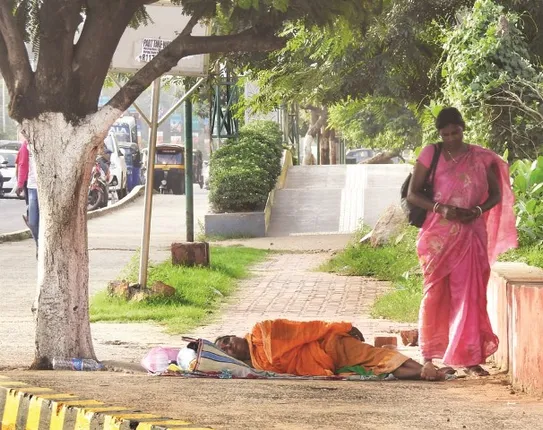 ରାସ୍ତାରେ ବିତୁଛି ନିରାଶ୍ରୟର ଜୀବନ