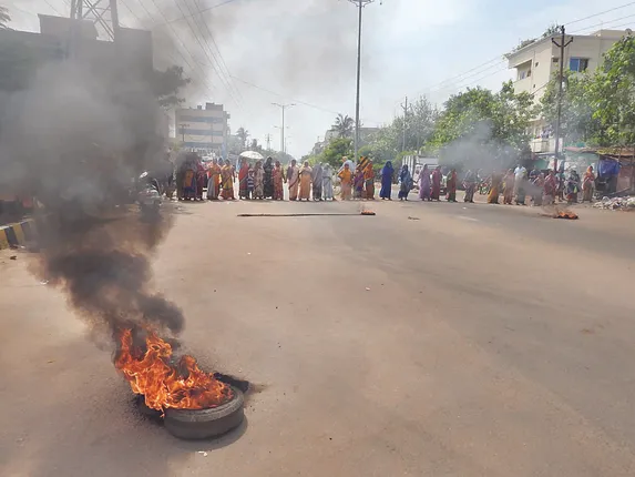 ଡ୍ରେନେଜ୍‌ କାମ ଚାଲୁ କରିବା ଦାବିରେ ରାସ୍ତାରୋକ 