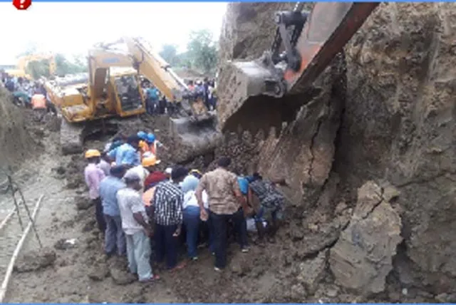 ରେଳବାଇ ଅଣ୍ଡରପାସ୍‌ ନିର୍ମାଣବେଳେ ଦୁର୍ଘଟଣା:ମାଟି ଅତଡ଼ା ଧସି ୫ ଗୁରୁତର