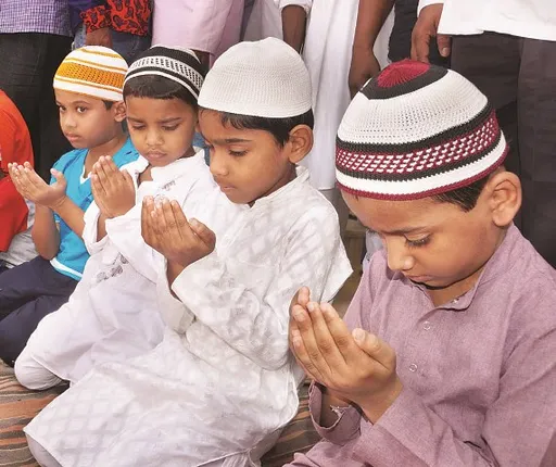 ପବିତ୍ର ରମଜାନ ମାସର ଶେଷ ଶୁକ୍ରବାର ରାଜଧାନୀର ଏକ ମସଜିଦ୍‌ରେ ଛୋଟ ପିଲାମାନେ ପ୍ରାର୍ଥନା କରୁଛନ୍ତି
