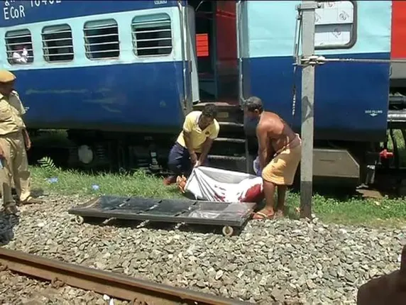 ଚଳନ୍ତା ଟ୍ରେନ୍‌ରେ ବୀଭତ୍ସ ହତ୍ୟା : ମୁଣ୍ଡ ଡେଲାଙ୍ଗରେ, ଗଣ୍ଡି ପୁରୀରେ