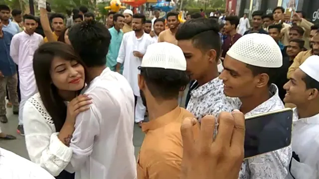 ସପିଂ ମଲ ଆସି ହଠାତ୍‌ ସମସ୍ତଙ୍କୁ ଆଲିଙ୍ଗନ କରିବାକୁ ଲାଗିଲେ ଏହି ଯୁବତୀ, ଦେଖୁ ଦେଖୁ ଲାଗିଗଲା ଯୁବକଙ୍କ ଭିଡ଼