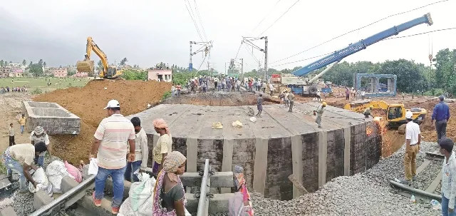 ପୂର୍ବତଟ ରେଳପଥର ପ୍ରଥମ ଟ୍ଵିନ୍‌ ଅଣ୍ଡରପାସ୍‌ : ଦିନକରେ ସାରିଦେଲେ, ନିର୍ମାଣରେ ଲାଗିଲେ ୩୦୦ଲୋକ, ଦଶ ଘଣ୍ଟାରେ କାମ ଶେଷ
