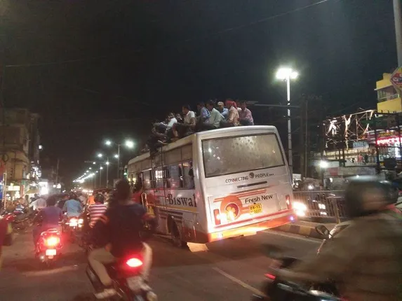 ରାଜଧାନୀରେ ଏ ବିଚିତ୍ର ବ୍ୟବସ୍ଥା: ବସ୍‌ ଛାତରେ ଯାତ୍ରୀ