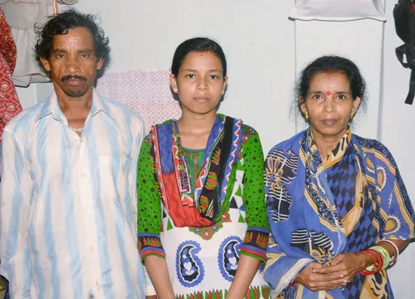 ନିଷ୍ଠା ଆଗରେ ହାର ମାନିଲା ଦାରିଦ୍ର୍ୟ : କଳାରେ ଶ୍ରେଷ୍ଠ ଦଶ ମଧ୍ୟରେ ଟ୍ରଲି ଚାଳକଙ୍କ ଝିଅ