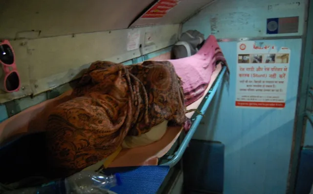 ଶୋଇ ପଡ଼ିଥିବା ୬ ବର୍ଷର ଝିଅକୁ ଟ୍ରେନରେ ଛାଡ଼ିଦେଲେ ବାପା-ମା’! ଜାଣନ୍ତୁ ତା’ପରେ କ’ଣ ହେଲା…