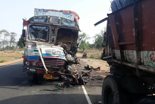 ନୂଆପଡ଼ା: ଠିଆ ହୋଇଥିବା ଟ୍ରକ୍‌ ପଛରେ ଧକ୍କା ଖାଇଲା ଟ୍ରକ୍‌; ହେଲ୍‌ପର୍‌ ମୃତ