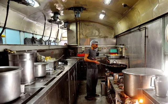 ଏଣିକି ଖାଦ୍ୟ ପ୍ରସ୍ତୁତି ବେଳର ଭିଡିଓ ଦେଖି ପାରିବେ ରେଳ ଯାତ୍ରୀ, ଆଇଆର୍‌ସିଟିସି ସାଇଟରେ ହେବ ଲାଇଭ୍‌