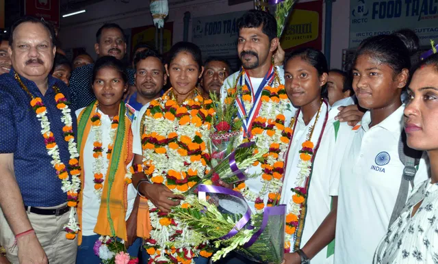 ସ୍ୱର୍ଣ୍ଣ ବିଜେତା ରୋଇଂ ଦଳକୁ ସମ୍ବର୍ଧନା