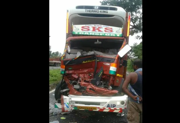 ଖୋର୍ଦ୍ଧା: ଦୁଇଟି ଟ୍ରକ୍‌ ମୁହାଁମୁହିଁ ଧକ୍କା, ଜଣେ ଚାଳକଙ୍କ ମୃତ୍ୟୁ