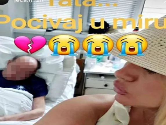 ପିତାଙ୍କ ମୃତଦେହ ସହ ସେଲ୍‌ଫି ନେଇ ବିବାଦରେ ବିଦେଶୀ ମଡ଼େଲ; ସୋସିଆଲ୍‌ ମିଡିଆରେ ଟ୍ରୋଲ୍‌ ହେଲେ