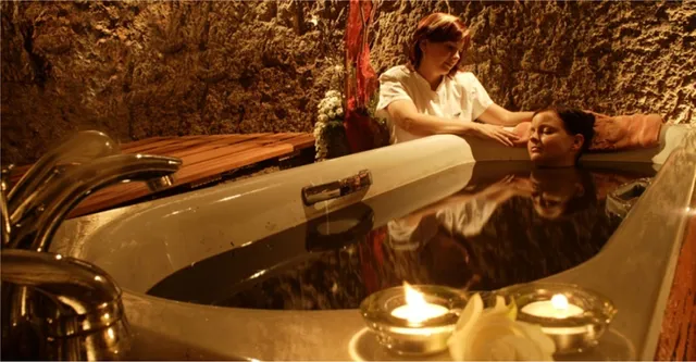 ଏହି ଦେଶରେ ରୋଗମୁକ୍ତ ହେବା ଲାଗି ୧୩୦ ଲିଟର ତେଲରେ ଗାଧୋଉଛନ୍ତି ରୋଗୀ !