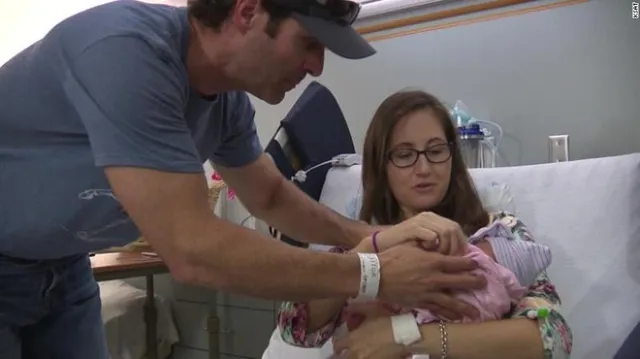 ରେସ୍ତୋରାଁରେ ପିଲା ଜନ୍ମ କଲେ ଆମେରିକୀୟ ମହିଳା, ଜନ୍ମ ପରେ ନବଜାତକକୁ ମିଳିଲା ଆଜୀବନ ମାଗଣା ଖାଦ୍ୟ ଏବଂ ଚାକିରିର ଅଫର