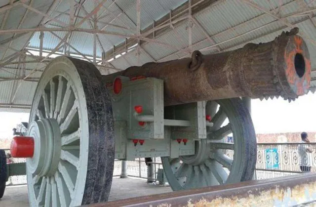 ଏମିତି ଏକ ତୋପ ଯାହାକୁ ଥରେ ଫୁଟାଇଲେ ଖୋଳି ହୋଇଯାଏ ପୋଖରୀ, ଜାଣନ୍ତୁ ଏହାକୁ କେଉଁଠାରେ ସୁରକ୍ଷିତ ରଖାଯାଇଛି