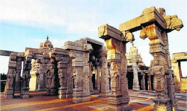 ଆଜି ବି ରହସ୍ୟମୟ ହୋଇ ରହିଛି ଏହି ୪୦୦ବର୍ଷ ପୁରୁଣା ମନ୍ଦିର ! ପବନରେ ଝୁଲି ରହିଛି ଏହାର ଏକ ଖମ୍ବ