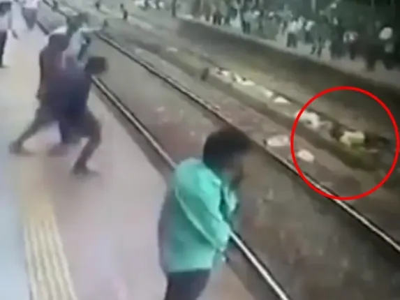 ଆତ୍ମହତ୍ୟା କରିବା ପାଇଁ ରେଳ ଧାରଣାରେ ଶୋଇ ପଡ଼ିଲେ ଯାତ୍ରୀ,ସିସିଟିଭିରେ କଏଦ୍‌ ହେଲା ତା’ ପରର ଘଟଣା....