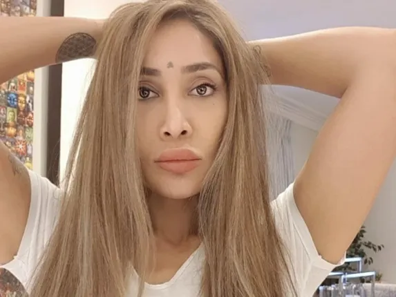 ଅର୍ଦ୍ଧ ନଗ୍ନ ହୋଇ ଯୋଗ କଲେ ଅଭିନେତ୍ରୀ-ମଡେଲ ସୋଫିଆ ହୟାତ୍‌; କହିଲେ ବିନା ବସ୍ତ୍ରରେ ଯୋଗ ସ୍ୱର୍ଗ ପ୍ରାପ୍ତିର ଅନୁଭବ ଦେଇଥାଏ !