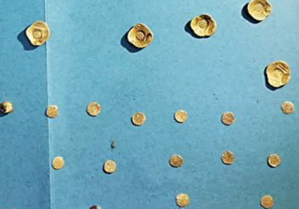 ରାସ୍ତା କାମ ପାଇଁ ମାଟି ଖୋଳିଲା ବେଳେ ମହିଳା ଶ୍ରମିକ ପାଇଲେ ମାଠିଆଏ ସ୍ୱର୍ଣ୍ଣମୁଦ୍ରା