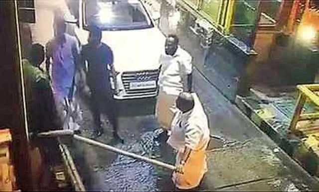 ଟୋଲ୍‌ ଗେଟ୍‌ ଫି’ ମାଗିବାରୁ ବେରିକେଡ୍‌ ଭାଙ୍ଗି ପକାଇଲେ ବିଧାୟକ