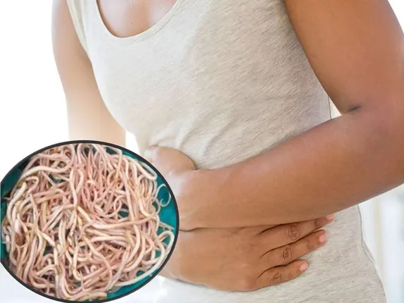 ପେଟରେ ହେଉଥିବା ଯନ୍ତ୍ରଣାକୁ ସହି ନପାରି ମହିଳା ଡାକ୍ତରଙ୍କ ପାଖକୁ ଗଲେ, ବାହାରିଲା ୩୦୦ରୁ ଅଧିକ କୃମି