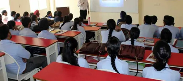 ଏକାଦଶ ଶ୍ରେଣୀର ଛାତ୍ରୀ କ୍ଲାସ ରୁମରେ କରୁଥିଲେ ଏପରି କାମ, ଯାହାକୁ ଦେଖି ଉଡିଗଲା ଶିକ୍ଷକଙ୍କ ହୋସ୍‌ !