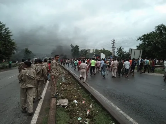ଟିଟନ ହତ୍ୟା ମାମଲା : ଜାତୀୟ ରାଜପଥ ଅବରୋଧ, ପୁଲିସର ଲାଠିଚାଳନା, ଆକ୍ରମଣକାରୀ ଫେରାର୍‌, ମା ଓ ପୁଅକୁ ଜେରା