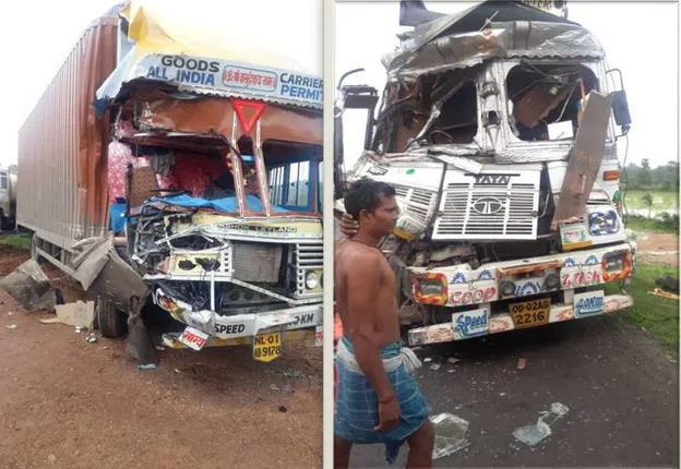 ଅନୁଗୁଳ: ଦୁର୍ଘଟଣାଗ୍ରସ୍ତ ୨ ଟ୍ରକ୍‌ରୁ ତେଲ-ସ୍ନାକ୍ସ ଲୁଟିଲେ ସ୍ଥାନୀୟ ଲୋକେ, ଚାଳକ ଦ୍ୱୟ ହସ୍ପିଟାଲରେ ଭର୍ତ୍ତି