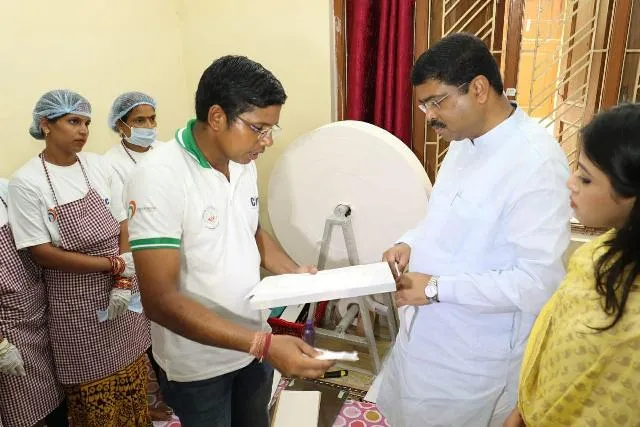 କମନ୍‌ ସର୍ଭିସ୍‌ ସେଣ୍ଟର୍‌ ବୁଲି ଦେଖିଲେ କେନ୍ଦ୍ରମନ୍ତ୍ରୀ