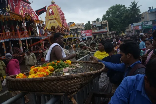 ବିଶୃଙ୍ଖଳାରେ ଘୋଷଯାତ୍ରା: ଦଇତାପତି-ପୂଜାପଣ୍ଡା ମୁହାଁମୁହିଁ; ରଥରେ ଚଢ଼ିଲେ ଭକ୍ତ, ଦାନଦକ୍ଷିଣା ଟାଣିନେଲେ ସେବାୟତ