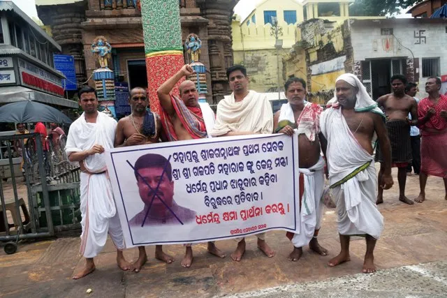 ଗଜପତି ମହାରାଜ ଦିବ୍ୟସିଂହ ଦେବଙ୍କ ଛେରାପହଁରାକୁ ତାତ୍ସଲ୍ୟ କରି ଧର୍ମେନ୍ଦ୍ର ପ୍ରଧାନ ଦେଇଥିବା ମନ୍ତବ୍ୟକୁ ବିରୋଧ କରି ସେବାୟତଙ୍କ ସିଂହଦ୍ଵାର ଅରୁଣ ସ୍ତମ୍ଭ ନିକଟରେ ବିକ୍ଷୋଭ ପ୍ରଦର୍ଶନ