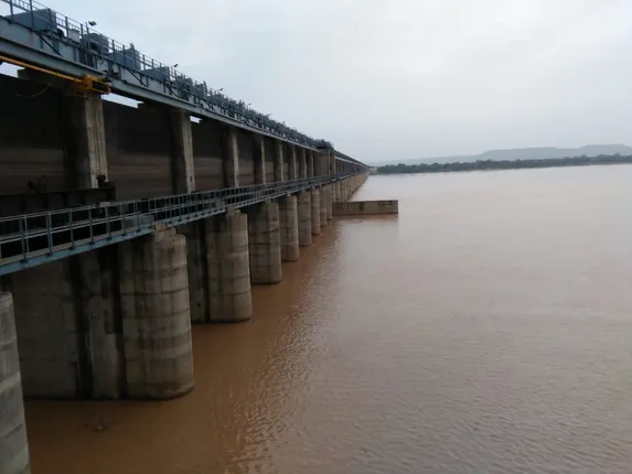 ହୀରାକୁଦ ଡ୍ୟାମ୍‌: ୨୦ ସୁଇସ୍‌ ଗେଟ୍‌ ଦେଇ ସେକେଣ୍ଡ ପିଛା ନିଷ୍କାସିତ ହେଉଛି ୩,୧୨,୦୦୦ କ୍ୟୁସେକ୍‌ ପାଣି