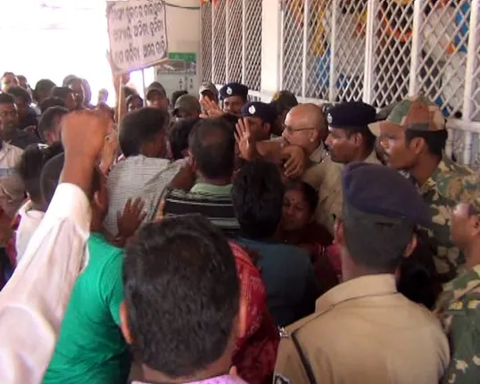 ବିକ୍ଷୋଭକାରୀ-ପୁଲିସ ଖଣ୍ଡଯୁଦ୍ଧ