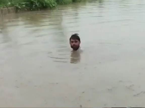 ମୃତ୍ୟୁର ଅତି ନିକଟରୁ ଫେରିଲେ ୨୮ଜଣ ସ୍କୁଲ ପିଲା, ଏହି ଦୃଶ୍ୟକୁ ଦେଖି ସ୍ତବ୍ଧ ହୋଇଯାଇଥିଲେ ସମସ୍ତେ