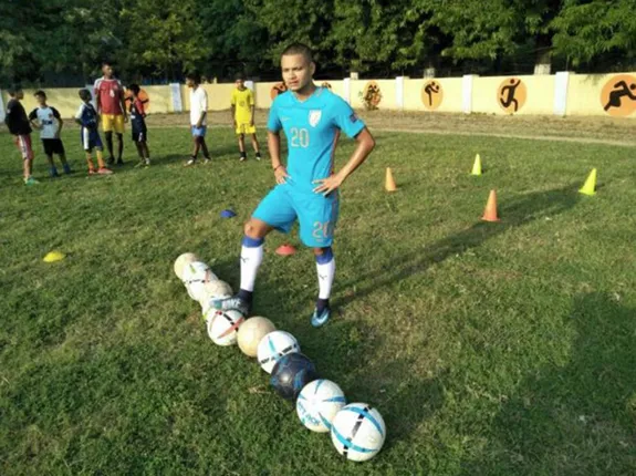 ପିଅନଙ୍କ ପୁଅକୁ ମିଳିଲା ଏକ କୋଟି ଟଙ୍କାର କଣ୍ଟ୍ରାକ୍ଟ, ଫୁଟବଲ ଖେଳ ପାଇଁ ଅନ୍ୟମାନଙ୍କୁ ପ୍ରେରିତ କରୁଛନ୍ତି ‘ରୋନାଲଡୋ ଭାଇ’