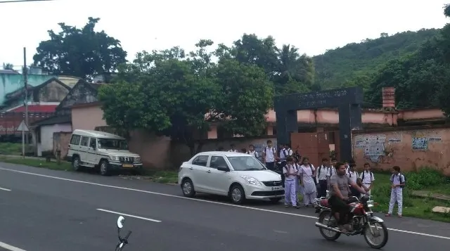 ଭଦ୍ରକ ଦୁର୍ଘଟଣା ପରେ ବି ଚେତା ପଶୁନି : ଛାତ୍ରଛାତ୍ରୀଙ୍କ ପାଇଁ ପାଦେ ପାଦେ ବିପଦ