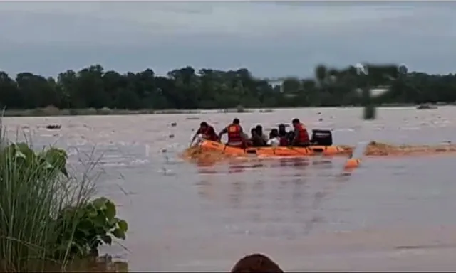 ବାଲି ଲୋଡିଂ କରୁଥିବା ସମୟରେ ହଠତ୍‌ ବଢ଼ିଗଲା ବଂଶଧାରା ନଦୀର ଜଳସ୍ତର, ନଦୀ ମଝିରେ ଫସି ରହିଥିବା ୫୧ ଜଣ ଶ୍ରମିକଙ୍କୁ ଉଦ୍ଧାର କଲା ଏନଡିଆରଏଫ୍‌ ଟିମ୍‌