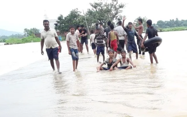 ଖୋର୍ଦ୍ଧାରେ ବନ୍ୟା ଜଳର ମଜା ନେଉଛନ୍ତି ବାଳକ।