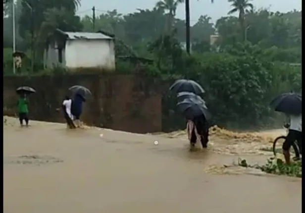 ଫୁଲବାଣୀ: ବନ୍ୟା ଜଳରେ ଏକ ସାହିର ଦୃଶ୍ୟ।