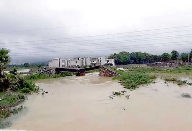 ମା’ଙ୍କୁ ବଞ୍ଚାଇବାକୁ ଯାଇ ଝିଅ ଭାସିଗଲା