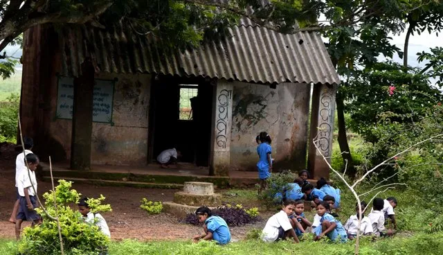 ପ୍ରାଥମିକ ଶିକ୍ଷାର ବିକଳ ଚିତ୍ର : ଛାତ୍ରଛାତ୍ରୀ ସାଜୁଛନ୍ତି ଶ୍ରମିକ