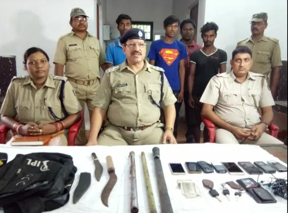 ଧରାପଡ଼ିଲେ ୫ ରାଜପଥ ଲୁଟେରା; ‘ସମ୍ବାଦ’ ଗାଡ଼ିକୁ ଅଟକାଇବା ପରେ ଅନ୍ୟ ଏକ ଟ୍ରକ୍‌ ରୋକି କରୁଥିଲେ ଲୁଟ୍‌ ଉଦ୍ୟମ